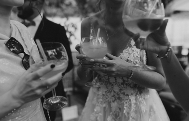 Brautpaar und Gäste stoßen an | © Rottmann