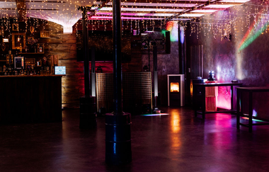 Tanzfläche mit bunten Lichtern und Sternenhimmel | © Rottmann