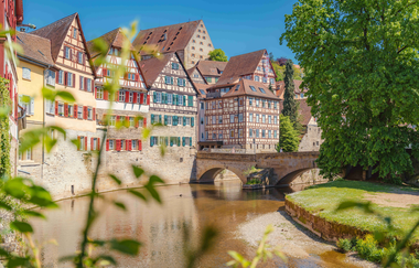 Malerische Fachwerkhäuser an einem ruhigen Fluss. | © (CC BY) Michael Kühneisen