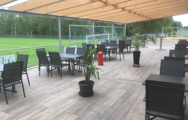 Die große Sonnenterasse lädt zum verweilen ein | © SV Daisbach