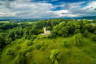 Eine kleine Villa mit Turm steht auf einem grünen Hügel, umgeben von grünen Bäumen. | © Stadtverwaltung Crailsheim
