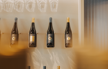 Wein Kabinett - Verkostungszone in der Vinothek | Vinosphäre Schropp | Erlenbach | © Weingut Martin Schropp