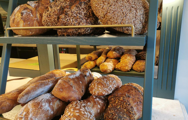 Frische Brotauswahl in einem Regal | © Touristikgemeinschaft Hohenlohe e. V. | Hotel Anne-Sophie