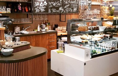 Theke mit Produkten | © Hohenloher Perlen