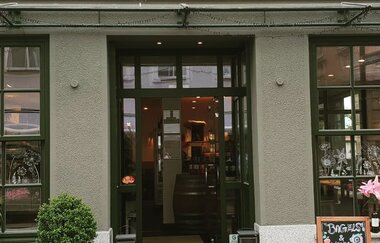 Am Gebäude ist das Logo und davor eine Tafel | © Hohenloher Perlen