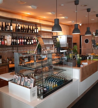 Kühltheke und Tresen mit Flaschen | © Hohenloher Perlen