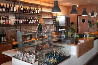 Kühltheke und Tresen mit Flaschen | © Hohenloher Perlen