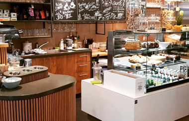 Theke mit Produkten | © Hohenloher Perlen