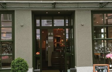 Am Gebäude ist das Logo und davor eine Tafel | © Hohenloher Perlen