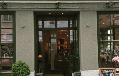 Am Gebäude ist das Logo und davor eine Tafel | © Hohenloher Perlen