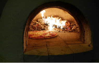 Pizza und anderes frisch aus dem Holzofen | © Johannes Röder - Wachthaus Am Limes