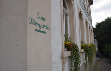 Außenwand Wegweiser Biergarten