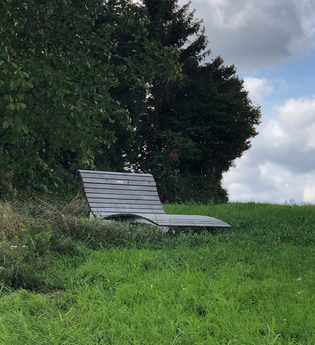 Waldsofa auf einer Wiese am Waldrand | © Gemeinde Zuzenhausen