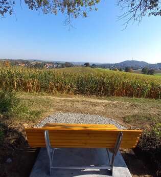 Waldsofa am Rand eines Maisfeldes mit Blick auf den Kraichgau | © Stadt Sinsheim