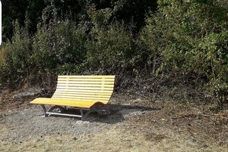 Waldsofa auf einem grasbewachsenen Weg am Waldrand | © Stadt Sinsheim