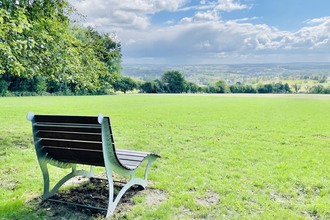 Waldsofa auf einer grünen Wiese mit weitem Blick auf den Kraichgau | © Gemeinde Schwarzach