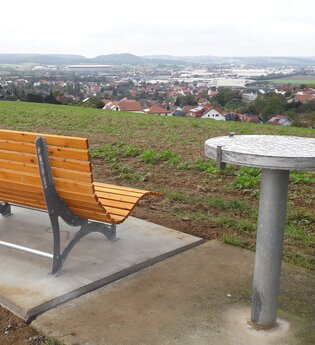 Waldsofa am Feldrand mit Blick auf Steinsfurt | © Stadt Sinsheim