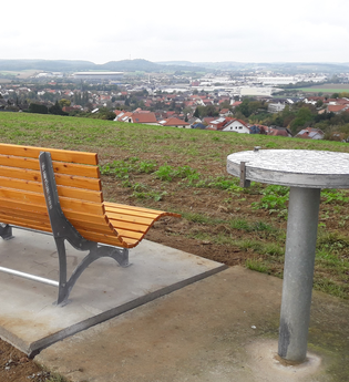 Waldsofa am Feldrand mit Blick auf Steinsfurt | © Stadt Sinsheim
