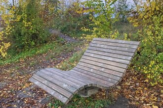 Waldsofa in herbstlicher Umgebung