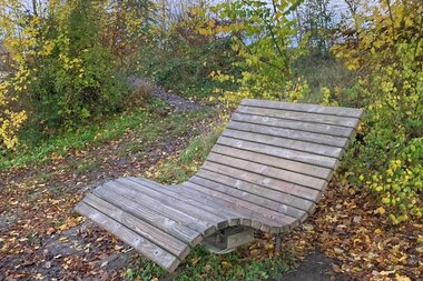Waldsofa in herbstlicher Umgebung