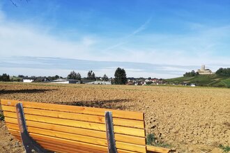 Waldsofa am Feldrand mit Blick auf die Burg Steinsberg | © Stadt Sinsheim