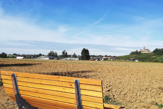 Waldsofa am Feldrand mit Blick auf die Burg Steinsberg | © Stadt Sinsheim