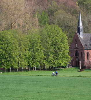 Wallfahrtskirche Liebfrauenbrunn mit Altar von T. Buscher | © © Peter Frischmuth/TLT
