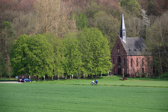 Wallfahrtskirche Liebfrauenbrunn mit Altar von T. Buscher | © © Peter Frischmuth/TLT