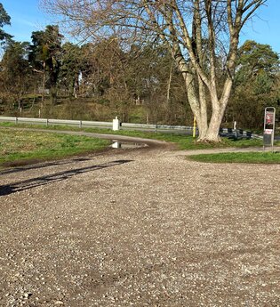 Wanderparkplatz an einem Feld und einer Straße