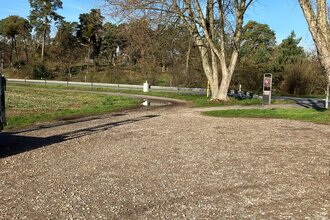 Wanderparkplatz an einem Feld und einer Straße