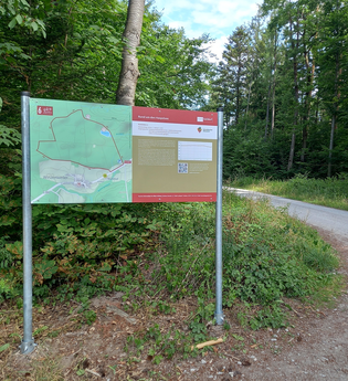 Hinweistafel am Wanderparkplatz Kohlenstraße für den Rundwanderweg 6 - Rund um den Haspelsee, mit Wanderkarte und Beschreibung | © Petra Natzkowski