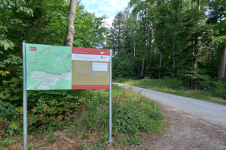 Hinweistafel am Wanderparkplatz Kohlenstraße für den Rundwanderweg 6 - Rund um den Haspelsee, mit Wanderkarte und Beschreibung | © Petra Natzkowski