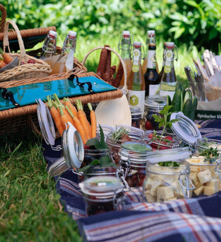Picknick mit Korb, Essen in Einmachgläsern und Getränken auf Decke | © Touristikgemeinschaft Hohenlohe e.V. | TMBW