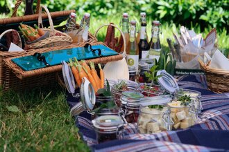Picknick mit Korb, Essen in Einmachgläsern und Getränken auf Decke | © Touristikgemeinschaft Hohenlohe e.V. | TMBW