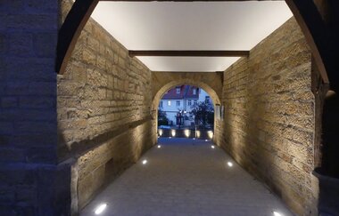 Stimmungsvoll beleuchteter Durchgang im historischen Wasserschloss Sachsenheim. | © Stadt Sachsenheim