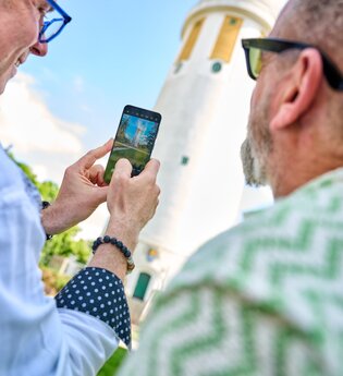 Besucher Fotografieren mit dem Mobiltelefon den Wasserturm