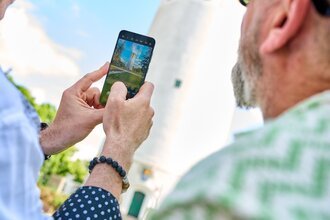 Besucher Fotografieren mit dem Mobiltelefon den Wasserturm | © RheinNeckarKreis_(c)FlorianTrykowski-_2495659_klein