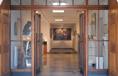 Eingang des Weibertreumuseums in Weinsberg mit verschiedenen Bildern zu der Weibertreubegebenheit.