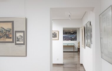 Räume des Weibertreumuseums in Weinsberg mit verschiedenen Exponaten und Bildern rund um die Weibertreubegebenheit.