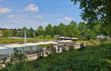 Blick auf den Uferbereich am See im Weiherpark mit Außenbestuhlung einer Gastronomie direkt am See. | © Stadt Eppingen