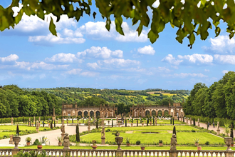 Blick in den Schlosspark Weikersheim. Im Hintergrund ist die Orangerie zu sehen.