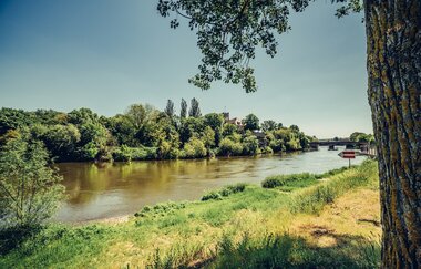 Kiesplatz Lauffen a.N. mit Blick auf Rathausburg | HeilbronnerLand | © Touristikgemeinschaft HeilbronnerLand e.V.