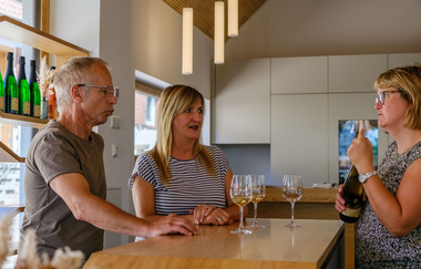 Drei Personen probieren Weine an einer Theke | © Touristikgemeinschaft Hohenlohe e. V. | Dominik Rau
