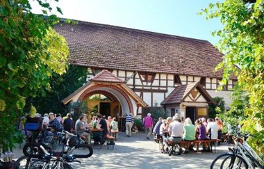 Bewirtung im Außenbereich der Besenwirtschaft | © Touristikgemeinschaft Hohenlohe e. V. | Weingut Birkert