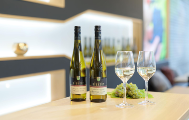 Weißwein Flaschen und Gläser | © Touristikgemeinschaft Hohenlohe e.V. | Andi Schmid