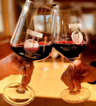 Hauseigene Weine genießen in der Besenwirtschaft Holzapfel | Neckarsulm | HeilbronnerLand | © Weinausschank Weingut Holzapfel