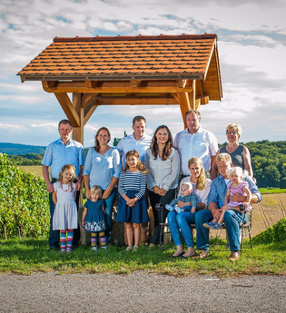 Familien stehen vor einem Weinberg | © Touristikgemeinschaft Hohenlohe e. V.