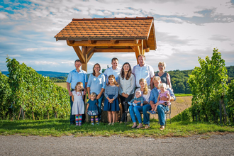 Familien stehen vor einem Weinberg | © Touristikgemeinschaft Hohenlohe e. V.