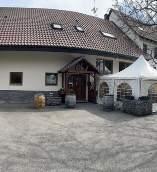 Außenbereich Weingut Härle  in Abstatt mit Pavillion zur Überdachung | © Weingut Härle
