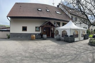 Außenbereich Weingut Härle  in Abstatt mit Pavillion zur Überdachung | © Weingut Härle